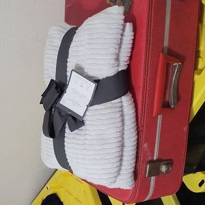 Threshold NWT (2) white towel